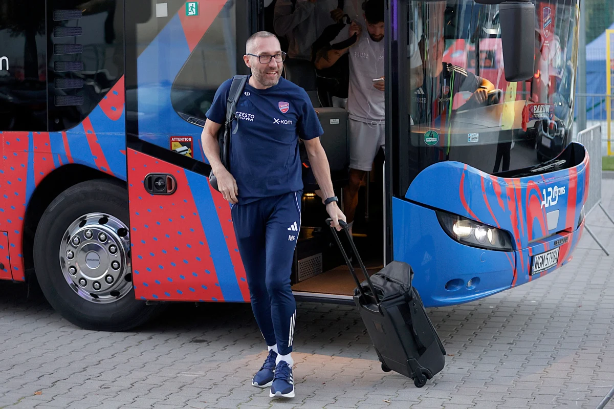 Cztery spotkania na własnych stadionach rozegrają wieczorem nasze kluby rywalizujące w Lidze Konferencji. Wydaje się, że najtrudniejsze zadanie czeka Legię Warszawa. Zespół ma ostatnio problemy z wygrywaniem a na stadion przy Łazienkowskiej przyjeżdża Sparta Praga. Lech Poznań powalczy z rywalem ze Szwajcarii, Jagielloni z Finlandii a Raków z Austrii.