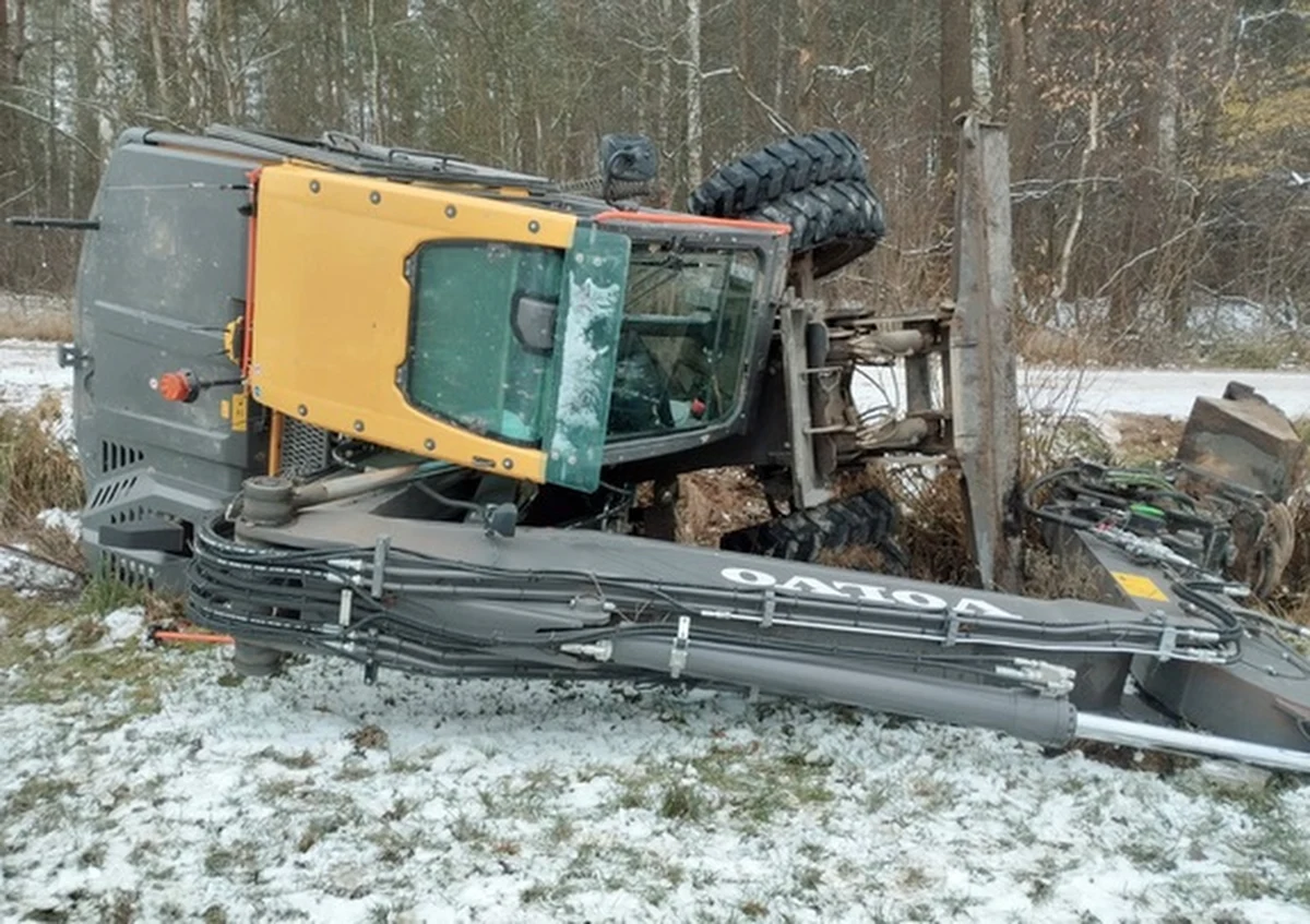 Do groźnego incydentu doszło w gminie Łyse (woj. mazowieckie), gdzie 28-letni operator koparki, będąc pod wpływem alkoholu, doprowadził do wywrócenia pojazdu, a następnie próbował uciec z miejsca zdarzenia. Mężczyzna został szybko zatrzymany przez policję i niebawem odpowie przed sądem.
