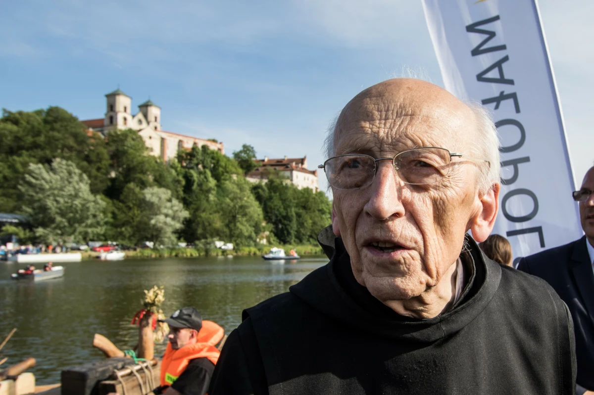 O. Leon Knabit, benedyktyn z krakowskiego Tyńca, publicysta, autor wielu książek, znany powszechnie z udziału w religijnych programach telewizyjnych, stał się mimowolnie twarzą wielu "preparatów leczniczych". Chodzi głównie o reklamy suplementów diety i specyfików, które według ich producentów mają pomóc w leczeniu cukrzycy. Benedyktyni z Tyńca protestują przeciwko wykorzystywaniu wizerunku i autorytetu swojego byłego opata.