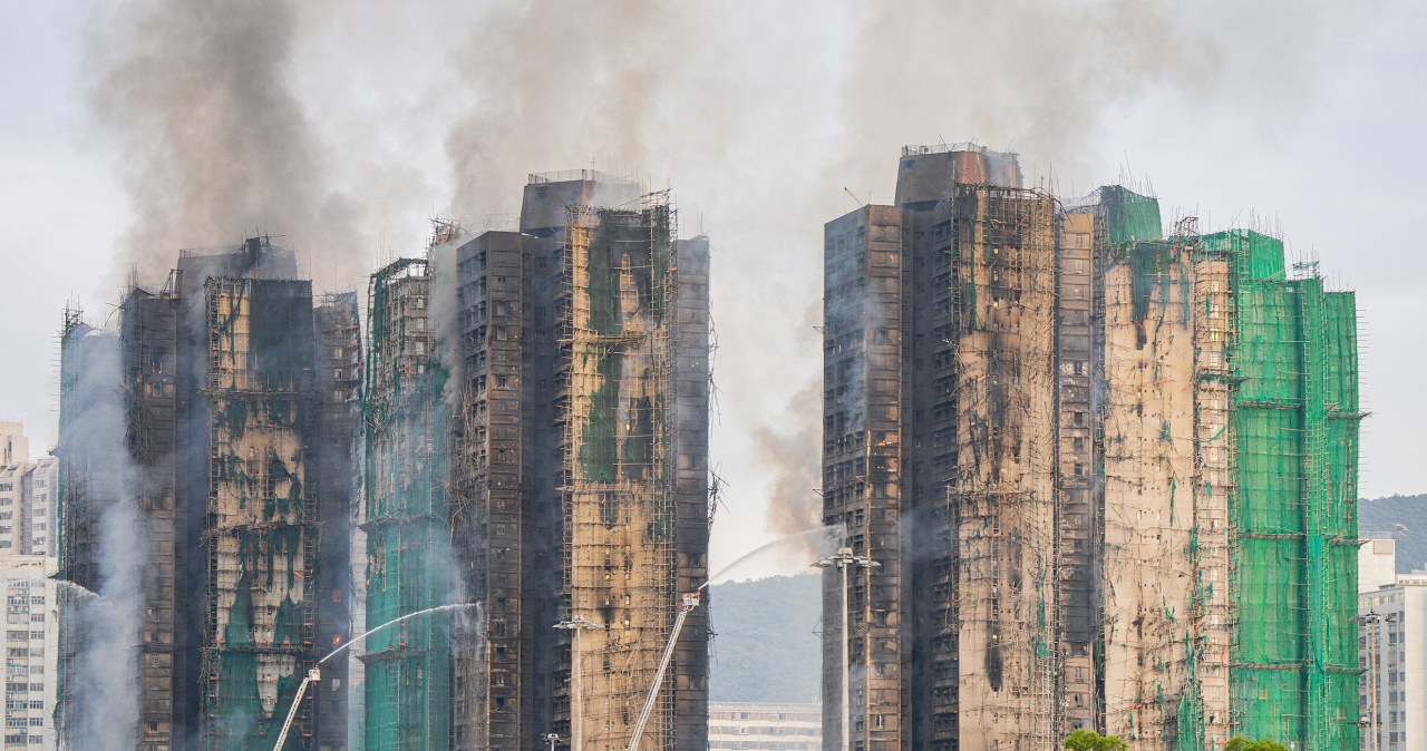 Rośnie tragiczny bilans pożaru w Hongkongu. Służby wszczęły śledztwo