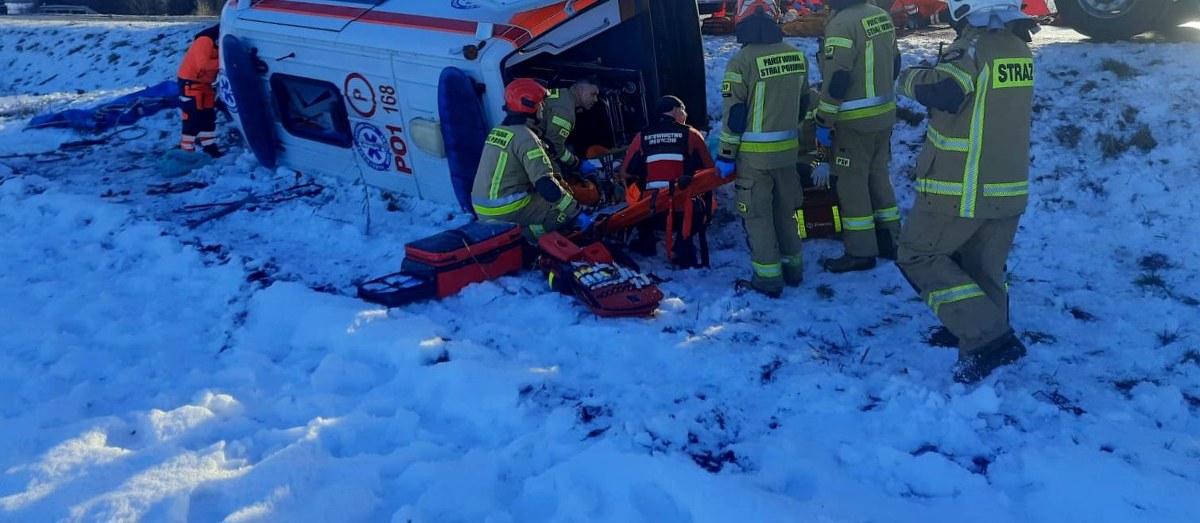 Karetka uderzyła w drzewo, przewoziła pacjentów