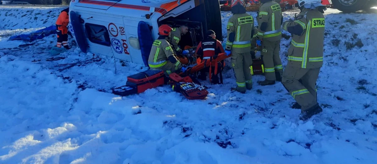 Wypadek z udziałem karetki w Ludwikowie koło Wągrowca (Wielkopolskie). Niestety w wyniku tego wypadku kierowca karetki zmarł, a trzy inne osoby zostały ranne. 