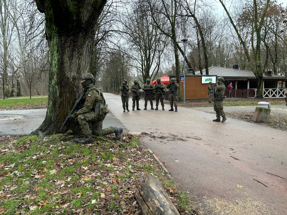 W okolicach parku Szczęśliwickiego na warszawskiej Ochocie rozpoczęły się wspólne ćwiczenia policji, straży pożarnej i wojska. Ich scenariusz - jak wynika z zapowiedzi - zakłada unicestwienie zagrożenia terrorystycznego. Mieszkańcy już wczoraj otrzymali alert RCB, w którym poinformowano o planowanych ćwiczeniach. 