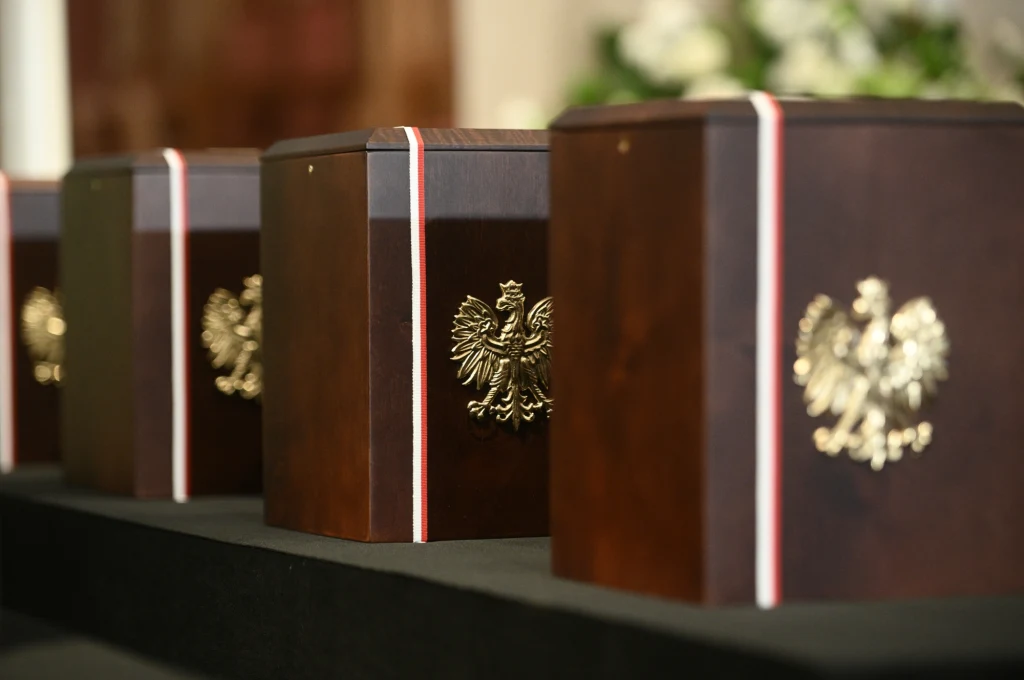 Zdjęcie z ceremonii pogrzebowej szczątków ofiar Zbrodni Katyńskiej we wrześniu 2025 roku