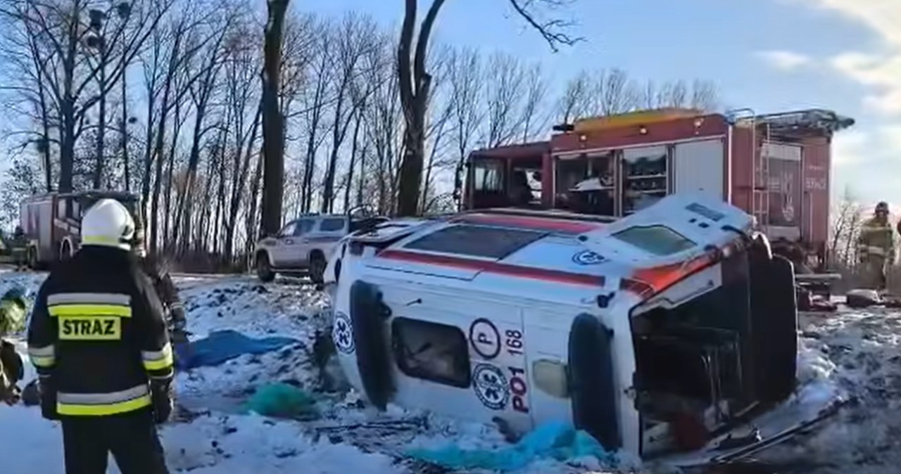 wiadomości,aktualności,Interia Karetka zjechała z jezdni i uderzyła w drzewo. Jedna osoba nie żyje, są ranni