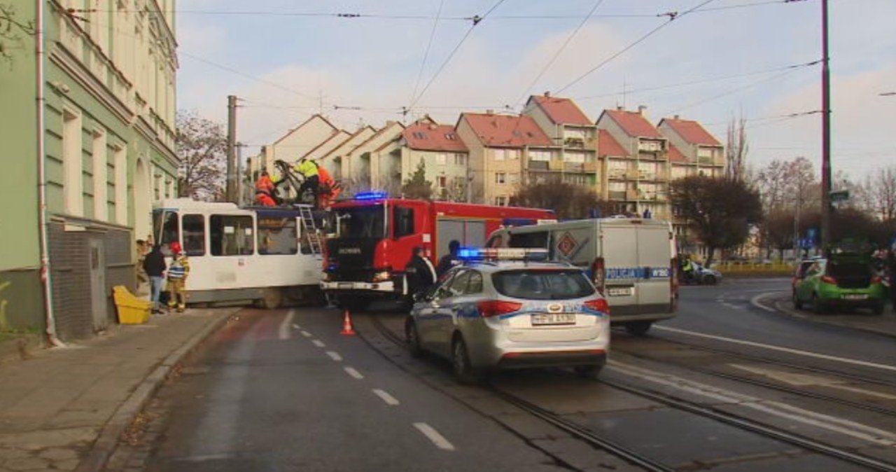 wiadomości,aktualności,Interia Tramwaj wypadł z torów. Z impetem wjechał w kamienicę