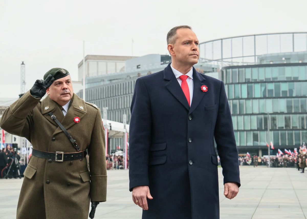 Rafał Leśkiewicz, rzecznik prezydenta Karola Nawrockiego, tłumaczy decyzję o odesłaniu do kancelarii premiera wniosków o nominacje na pierwszy stopień oficerski przyszłych oficerów służb specjalnych. Oczekujemy na spotkanie szefów służb specjalnych z prezydentem Karolem Nawrockim - uzasadnił Leśkiewicz. Zaapelował też do premiera o zgodę na to spotkanie. Z kolei szef MON Władysław Kosiniak-Kamysz zapowiedział, że "aż do skutku" będzie wnioskował o podpisanie przez prezydenta 136 nominacji na pierwsze stopnie oficerskie w SKW i ABW.