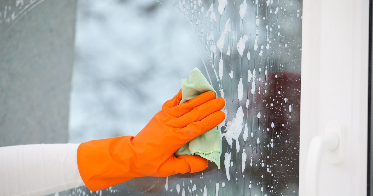 Brud gwałtownie odklei się od szyb. Okna będą bez smug