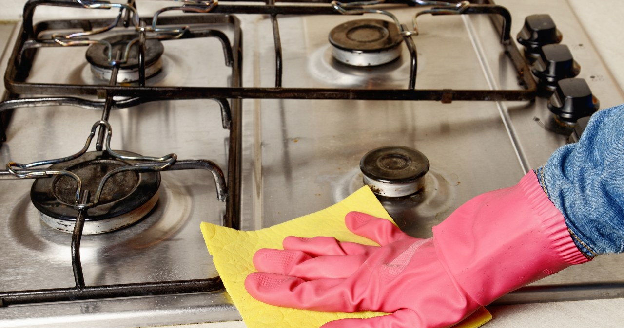 Ruszt kuchenki straszy brudem? Domowa mikstura wszystko usunie