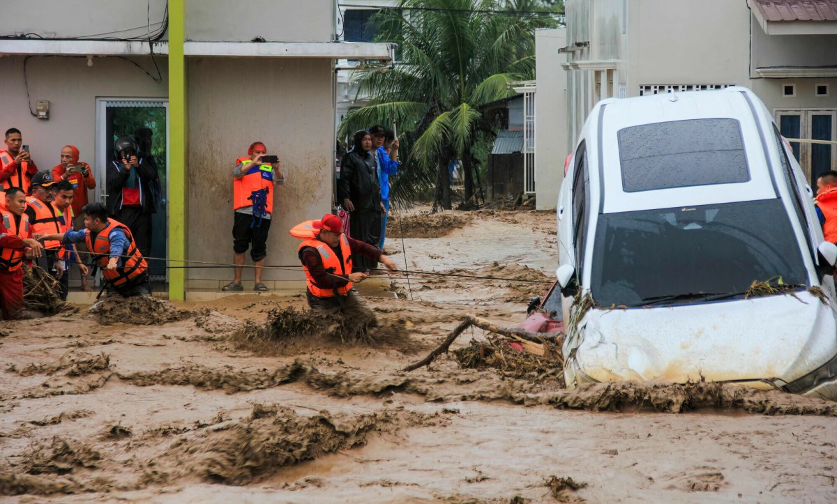 Kataklizm na Sumatrze. Rośnie liczba ofiar powodzi i lawin błotnych