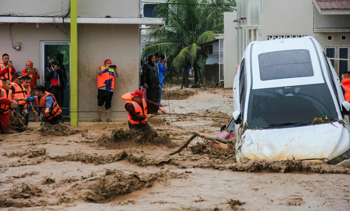 Co najmniej 61 osób zginęło, a ponad 100 uznano za zaginione po tym, jak indonezyjską Sumatrę nawiedziły katastrofalne powodzie i lawiny błotne. Ratownicy walczą z czasem, by dotrzeć do poszkodowanych, choć media podkreślają, że ich działania są prowadzone w trudnych warunkach.
