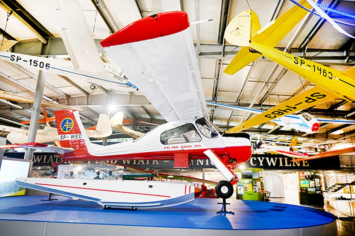 W Muzeum Lotnictwa Polskiego w Krakowie otwarto jedną z największych ekspozycji poświęconych lotnictwu cywilnemu w Europie. „Z wiatrem i pod wiatr – lotnictwo cywilne” to imponująca wystawa stała, która zajmuje powierzchnię ponad 3000 metrów kwadratowych i przedstawia historię polskiego lotnictwa cywilnego w szerokim, wielowątkowym ujęciu – od pionierskich prób lotów na przełomie XIX i XX wieku, przez czasy międzywojenne i PRL, aż po współczesność.