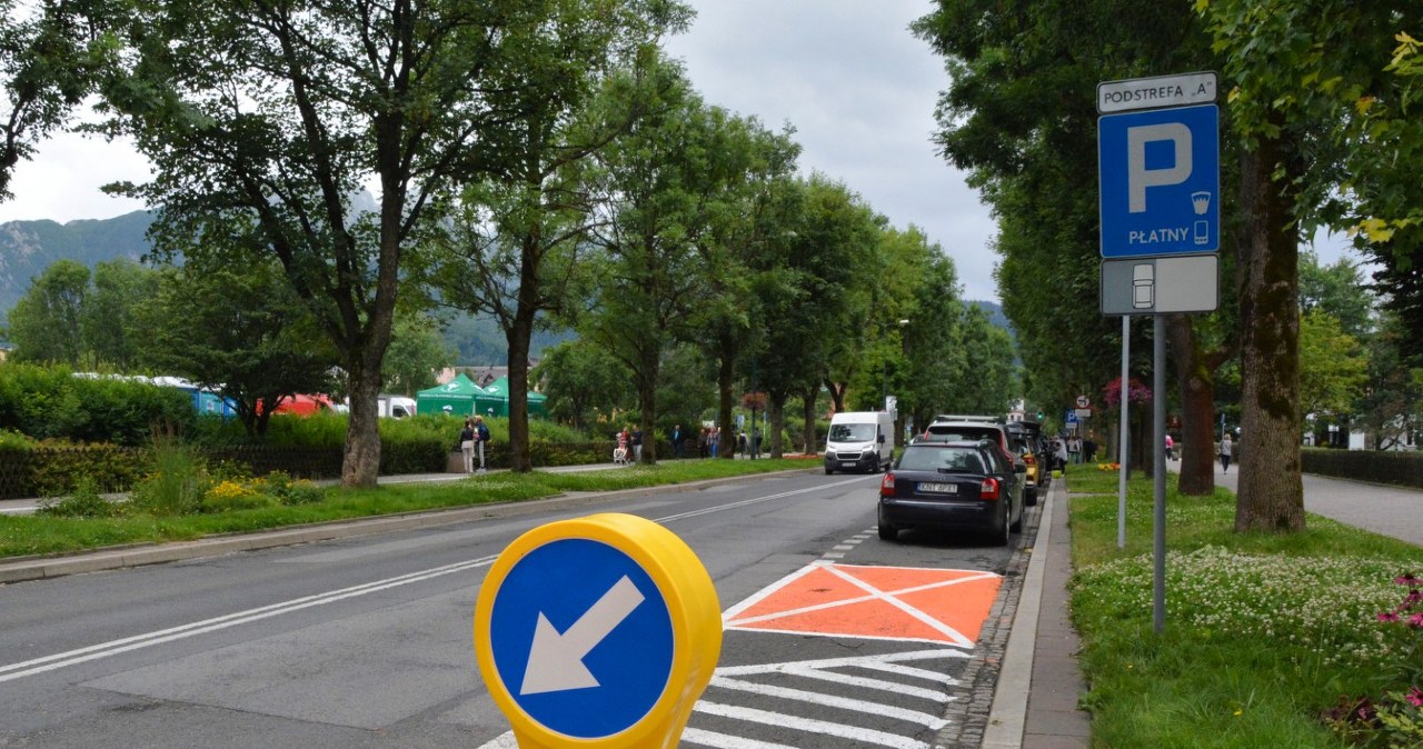 Nowe zasady parkowania w Zakopanem. Uwaga na pomarańczowe koperty
