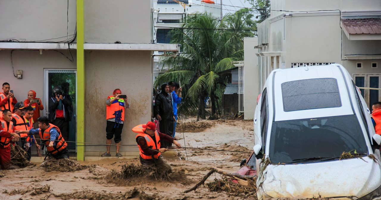 Walczą z niszczycielską pogodą. Poderwą samoloty z chemicznym środkiem