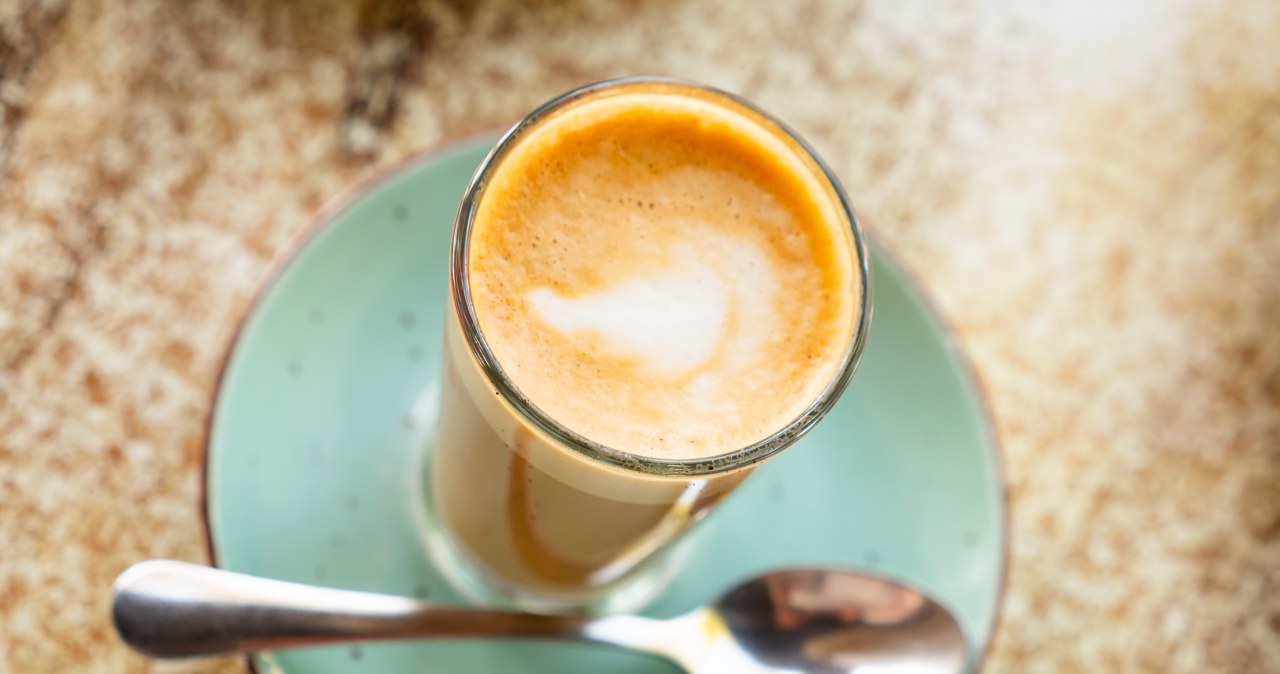Kawa, która podbija kawiarnie. Jak przyrządzić ją w domu?