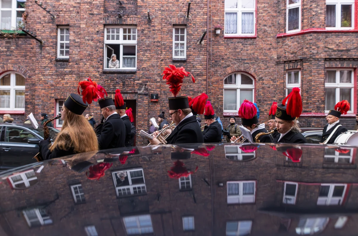 Zarząd Jastrzębskiej Spółki Węglowej zdecydował o obcięciu nagrody z okazji Dnia Górnika oraz ekwiwalentu barbórkowego za 2025 r. do 30 proc. należnych świadczeń. Spowodowane jest to złą sytuacją spółki. Po pierwszym półroczu JSW miała ponad 2 mld zł straty netto i notowała spory spadek przychodów w porównaniu do poprzedniego roku.