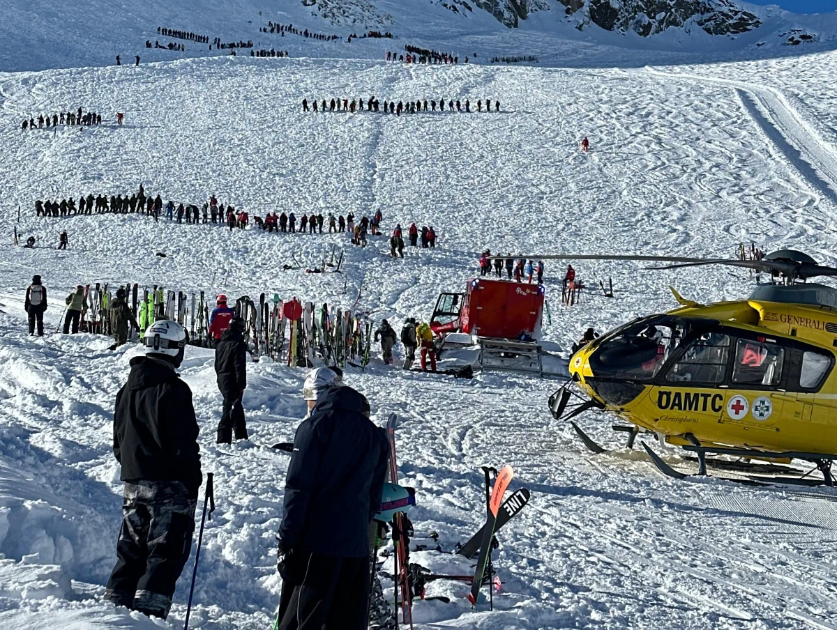 Ogromną lawinę na lodowcu Stubai w Tyrolu wywołali w czwartkowy poranek najprawdopodobniej narciarze jeżdżący poza trasą. Według lokalnych mediów, poszkodowanych zostało osiem osób, trzy z nich przetransportowano do szpitala śmigłowcami. Akcja ratunkowa zakończyła się - uczestniczyli w niej m.in. ratownicy z Karkonoskiej Grupy GOPR oraz niemieccy żołnierze.