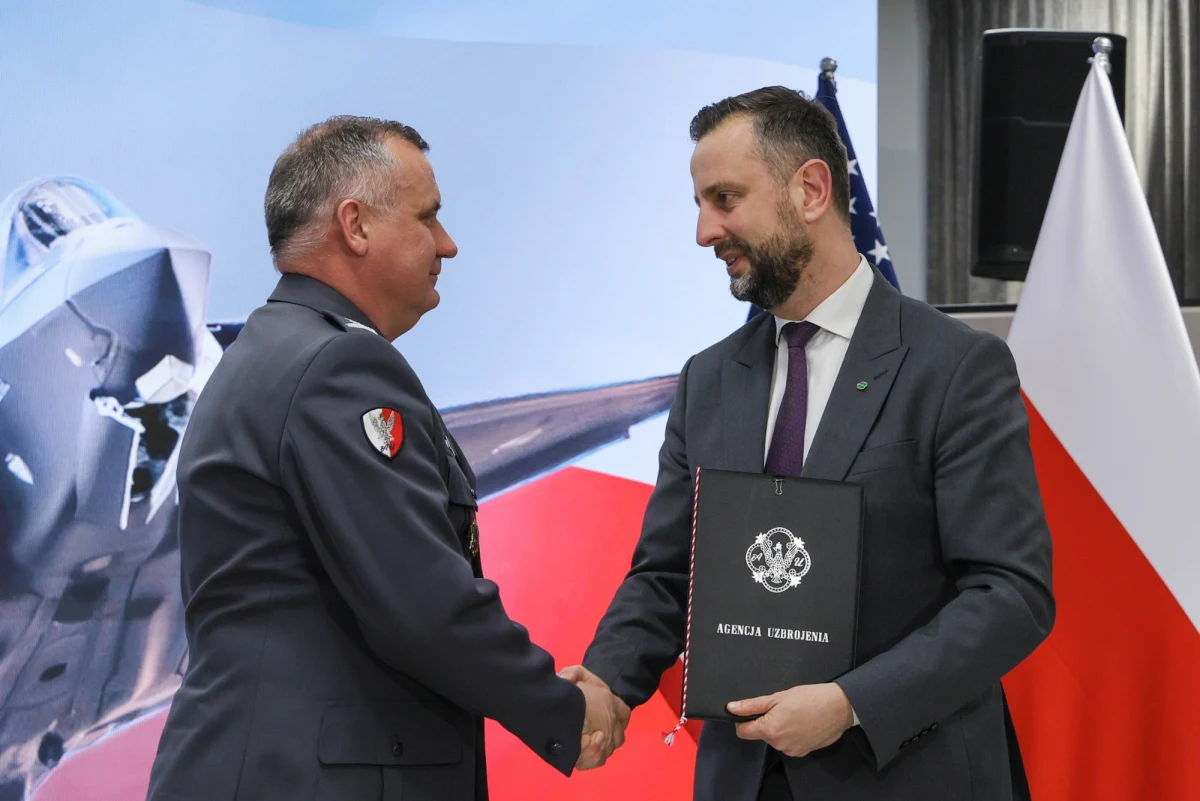 Wicepremier, szef MON Władysław Kosiniak-Kamysz podpisał umowę na zakup 200 najnowocześniejszych pocisków przeciwlotniczych AIM-120D AMRAAM. Uzbrojenie trafi na wyposażenie przyszłych polskich F-35, a wartość kontraktu to około 500 milionów dolarów netto.