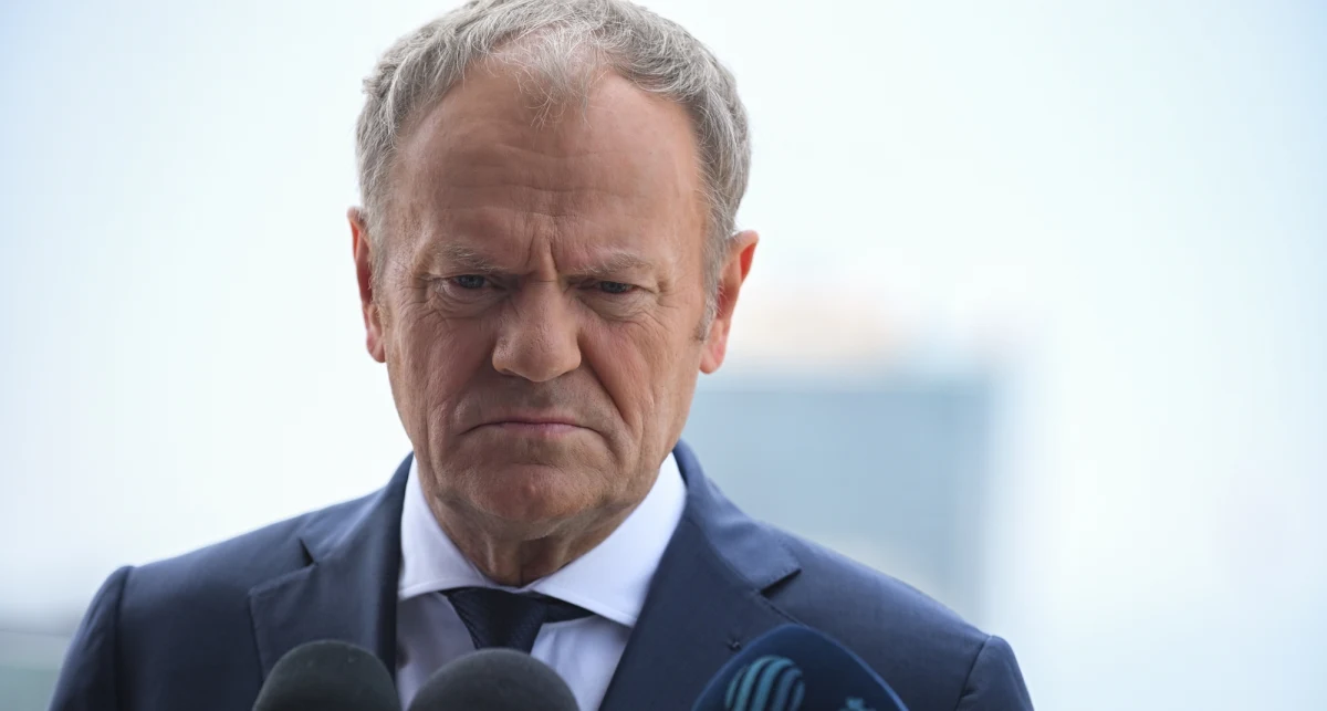 Premier Tusk we wpisie na platformie X w ostrych słowach odniósł się do decyzji prezydenta Nawrockiego o odesłaniu do kancelarii premiera wniosków o nominacje na pierwszy stopień oficerski przyszłych oficerów służb specjalnych. "To sabotaż wymierzony w bezpieczeństwo państwa!" - napisał Tusk.