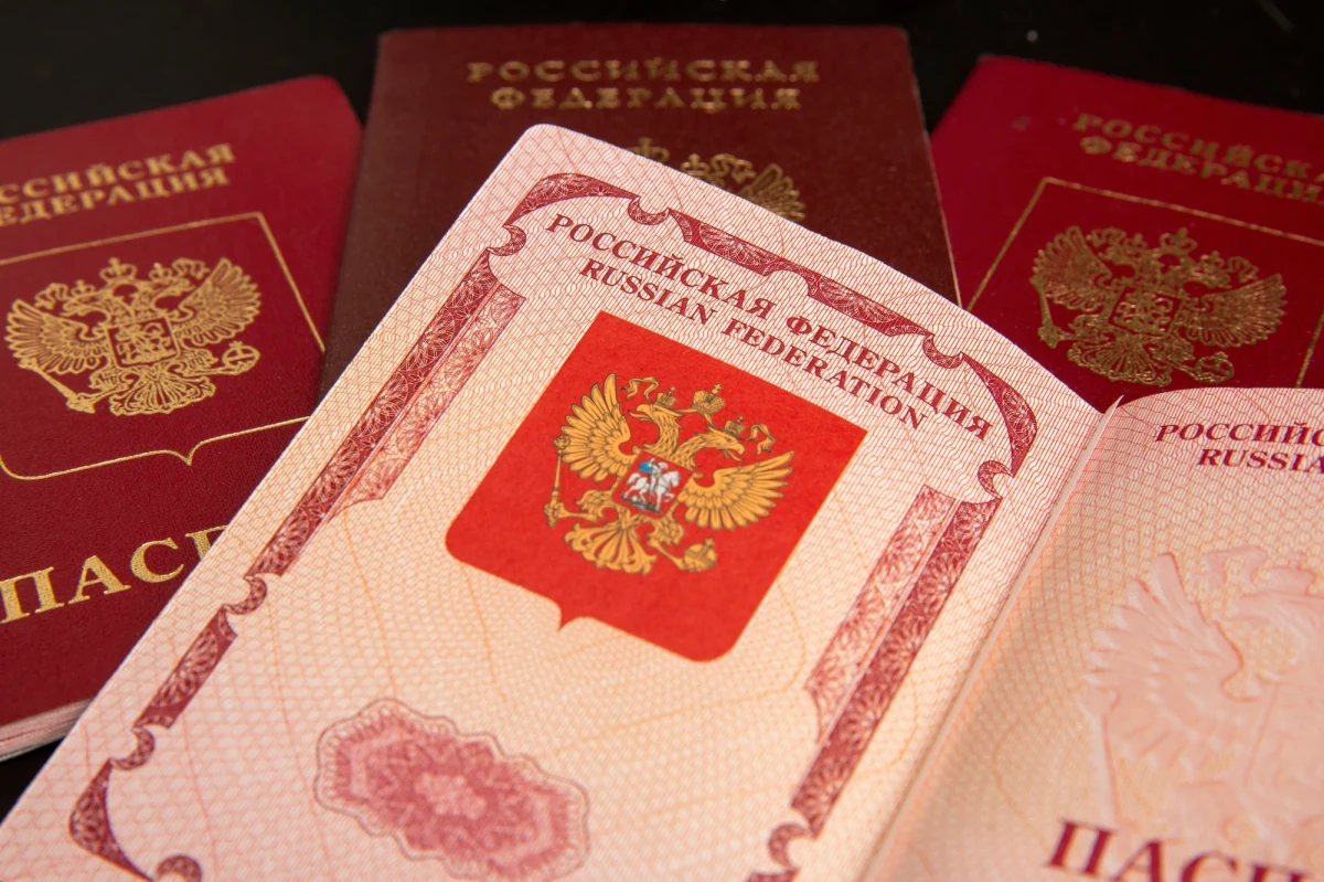 ​W tle śledztwa związanego z dywersją na polskiej kolei zatrzymano 34-letniego Mykhało Ch. - to Ukrainiec, u którego znaleziono m.in. 46 rosyjskich paszportów. Prokurator postawił mu zarzut ukrywania dokumentów, którymi podejrzany nie miał prawa rozporządzać. Śledczy domagali się tymczasowego aresztowania mężczyzny, zwłaszcza że nie posiadał on stałego miejsca pobytu. Sąd jednak nie przychylił się do tego wniosku. Prokuratura złożyła zażalenie na tę decyzję, twierdząc, że "obraża ona przepisy".