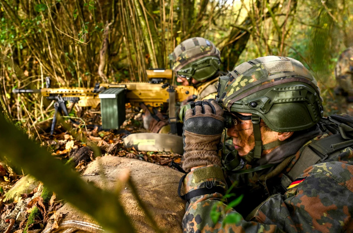 Niemiecki plan na ewentualną konfrontację z Rosją ujawnia ogromne braki logistyczne NATO oraz konieczność całkowitej przebudowy systemu infrastrukturalnego i społecznego w Europie. "Wall Street Journal" informuje, że planiści z Berlina mierzą się nie tylko z koniecznością zorganizowania transportu dla setek tysięcy żołnierzy na wschodnią flankę Sojuszu, ale także z problemem nakłonienia Niemiec do powrotu do zimnowojennych rozwiązań. Zegar tyka, bo kolejne raporty wywiadowcze kreślą ponurą wizję, w której Rosja będzie gotowa do ataku na Europę wcześniej niż dotychczas sądzono.