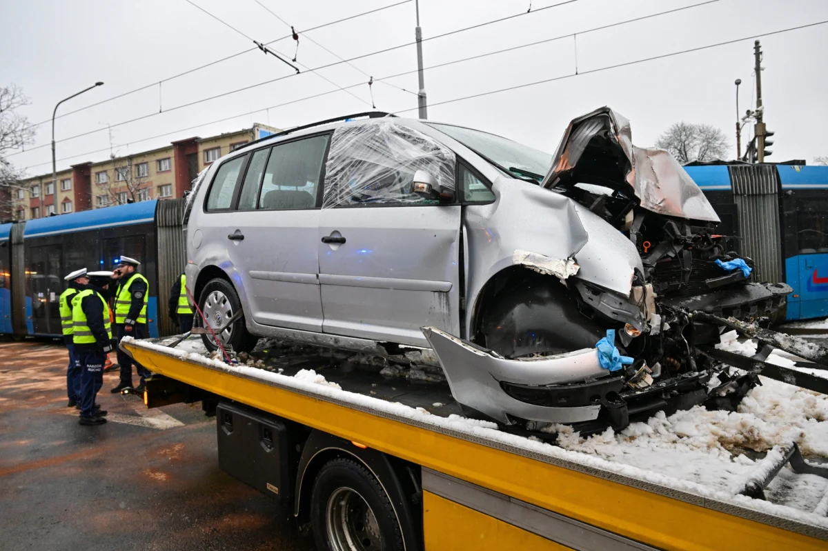 ​Sprawcy porwania we Wrocławiu usłyszeli już zarzuty prokuratorskie. Podejrzani Patryk B. i Bartłomiej R. w nocy z wtorku na środę pobili innego mężczyznę, następnie uwięzili w bagażniku i uprowadzili. Po namierzeniu samochodu, policja rozpoczęła pościg. W jego trakcie porywacze zderzyli się z tramwajem. Uprowadzony zmarł w wyniku ran odniesionych w wypadku - wynika z sekcji zwłok. Podejrzani usłyszeli już zarzuty prokuratorskie.
