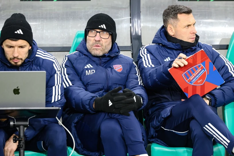 Kibice Rakowa wściekli na Papszuna. Ten transparent mówi wszystko