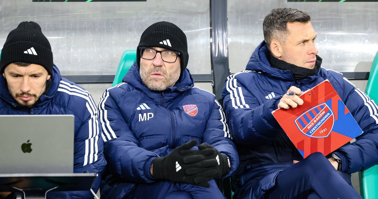 Kibice Rakowa wściekli na Papszuna. Ten transparent mówi wszystko