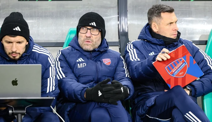 Kibice Rakowa wściekli na Papszuna. Ten transparent mówi wszystko