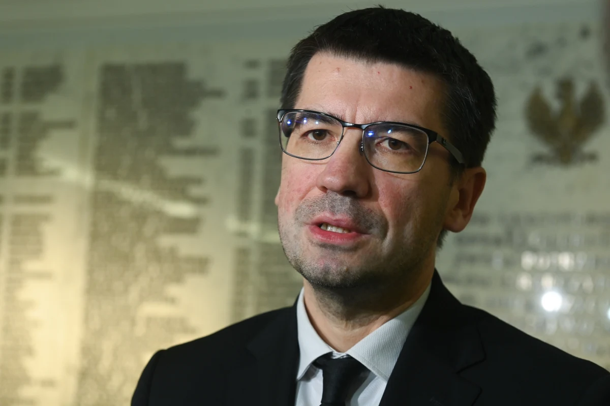 Prezes Najwyższej Izby Kontroli, Mariusz Haładyj, planuje szerokie zmiany w kierownictwie instytucji. Do marszałka Sejmu trafił już wniosek o odwołanie wiceprezesa Piotra Miklisa. Wcześniej stanowisko stracił Michał Jędrzejczyk. Wśród kandydatów na nowych wiceprezesów pojawiają się nazwiska Sylweriusza Królaka, Katarzyny Budnikowskiej oraz Jacka Cichockiego.