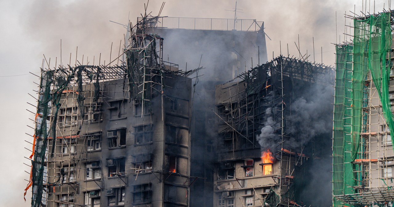 Rośnie liczba ofiar, wielu zaginionych w Hongkongu. Strażacy kończą akcję