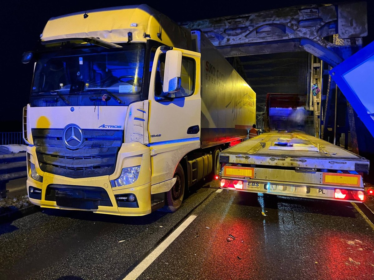 Zderzenie ciężarówek na moście w Grudziądzu. Zablokowana droga krajowa