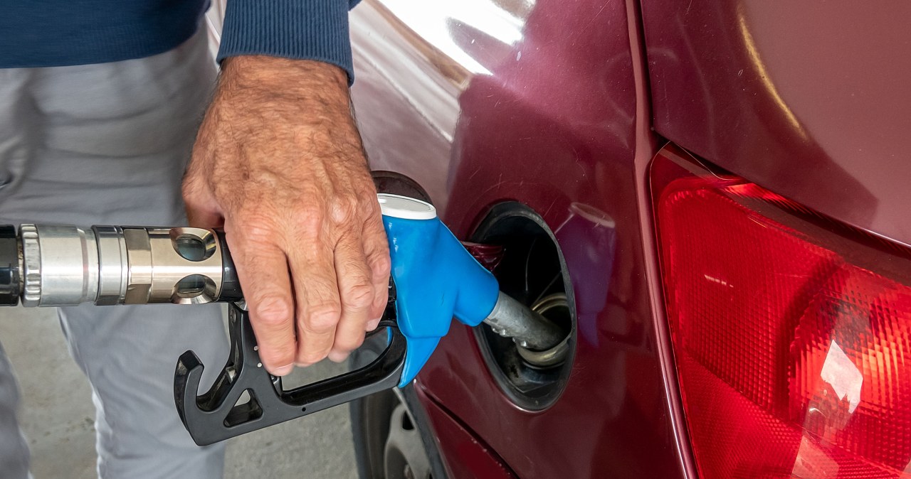 Tu seniorzy zatankują samochód taniej. Zniżka na ten dokument