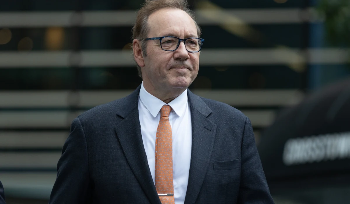 Kevin Spacey, dwukrotny laureat Oscara, znów stanie przed brytyjskim sądem. Trzech mężczyzn oskarża aktora o wykorzystywanie seksualne, do którego miało dochodzić w latach 2000-2015. Spacey zaprzecza zarzutom.