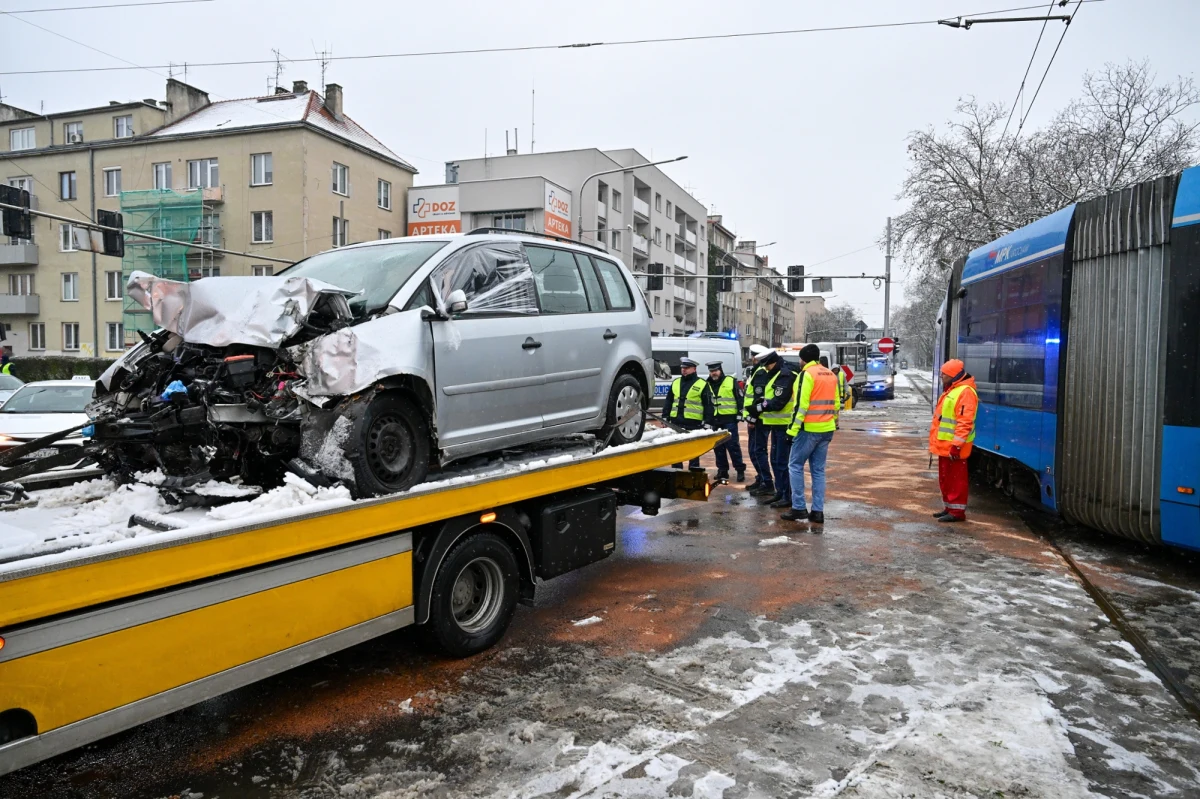 Sprawcy porwania we Wrocławiu trafią na trzy miesiące do aresztu - tak zdecydował w piątek sąd. Podejrzani Patryk B. i Bartłomiej R. w nocy z wtorku na środę pobili mężczyznę, uwięzili go w bagażniku i uprowadzili. Po namierzeniu samochodu policja rozpoczęła pościg. Uciekający porywacze zderzyli się z jadącym tramwajem. Uprowadzony zmarł w wyniku ran odniesionych w wypadku. Podejrzani usłyszeli zarzuty prokuratorskie.