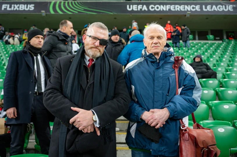 Grzegorz Braun zauważony na meczu Legii. Oto z kim przyszedł. Wybuchł skandal
