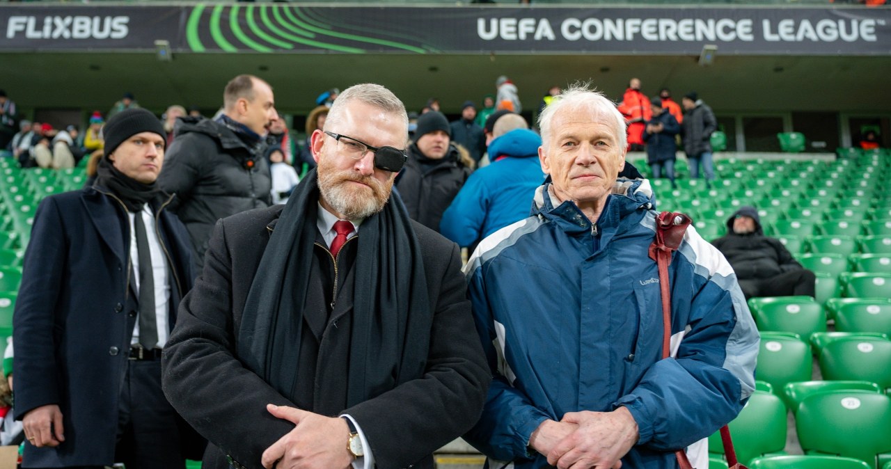 Grzegorz Braun zauważony na meczu Legii. Oto z kim przyszedł. Wybuchł skandal