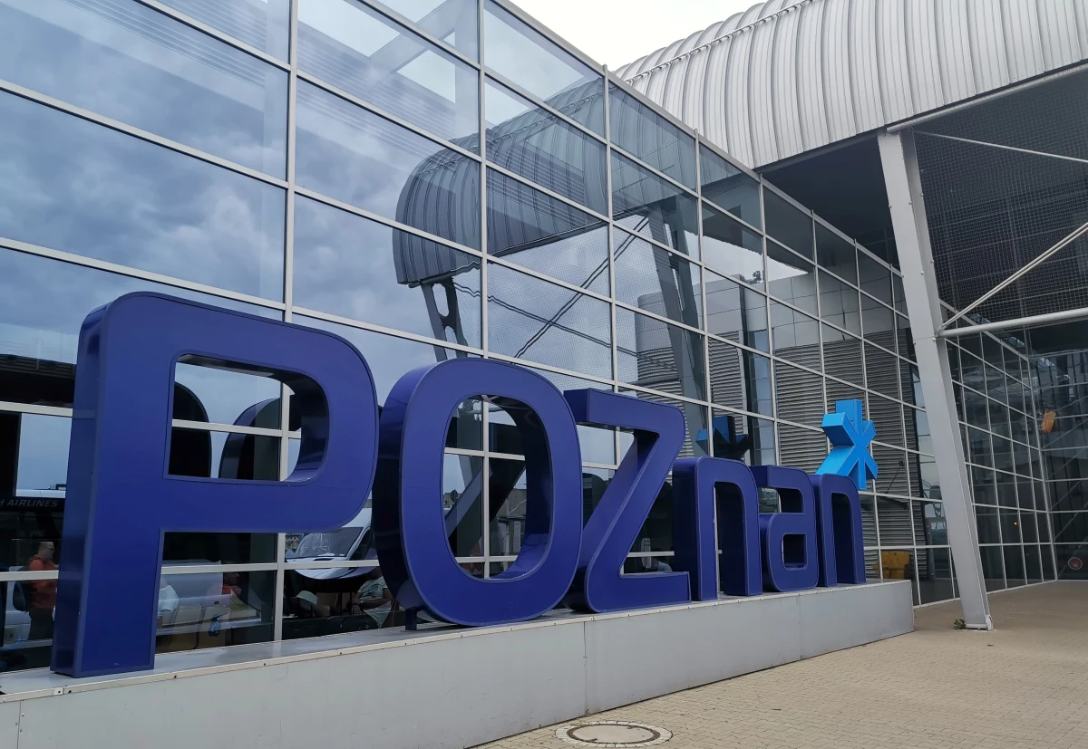 Od poniedziałku na poznańskim lotnisku Ławica zacznie działać unijny system rejestracji wjazdu i wyjazdu cudzoziemców spoza Unii Europejskiej – Entry/Exit System (EES). Władze portu ostrzegają, że początkowo może to oznaczać dłuższe kontrole paszportowe.