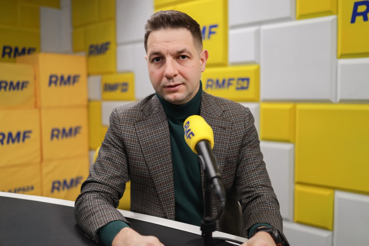 Kiedy koalicja 13 grudnia kłóci się o stołki, u nas od dawna trwa wojna o to, kto będzie pisał program. Ale to jest naturalne dla naszej partii, tzn. my jesteśmy formacją republikańską, gdzie zawsze trwa spór o wizję - mówił w Porannej rozmowie w RMF FM europoseł PiS Patryk Jaki. 