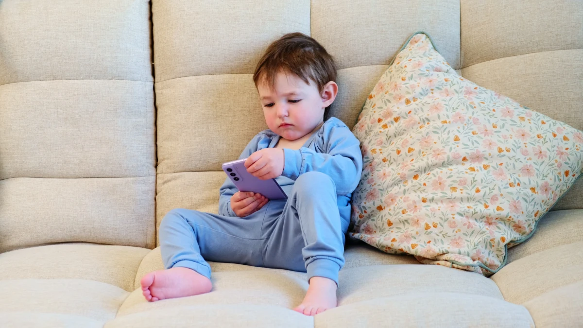 Zestresowani rodzice częściej udostępniają swoim dzieciom urządzenia ekranowe. Takie wnioski płyną z najnowszych badań dr Magdaleny Rowickiej. Rodzice, którzy decydują się na podobny krok, powinni być świadomi ryzyka, jakie ze sobą niesie.
