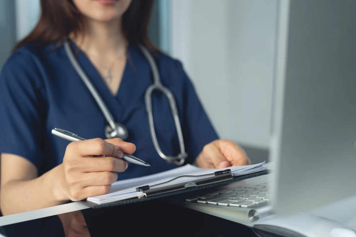 Niemal 170 Polaków pracujących w Czechach miało dostać fikcyjne orzeczenia o niezdolności o pracy od psychiatry pracującej w prywatnym gabinecie w Zgorzelcu i Sieniawce na Dolnym Śląsku. Kobieta miała za to dostać w sumie 54 tys. zł.