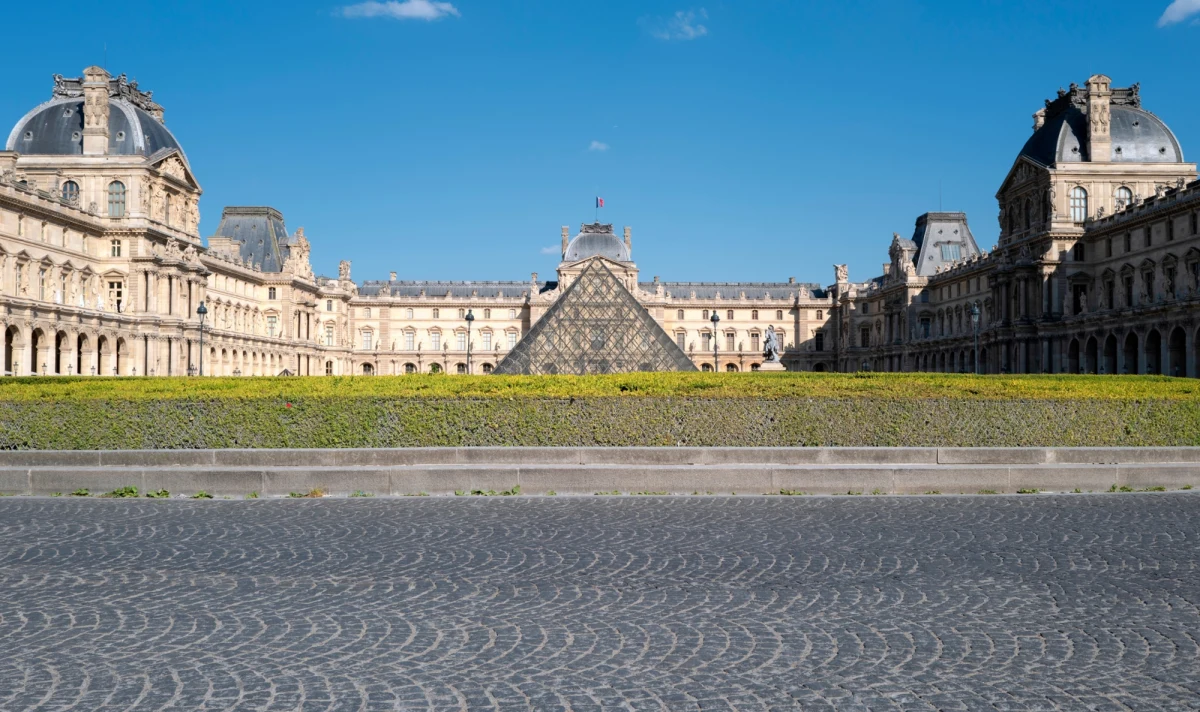 ​Od 14 stycznia 2026 roku turyści spoza Europejskiego Obszaru Gospodarczego zapłacą więcej za wstęp do słynnego Luwru. Cena biletu wzrośnie aż o 45 procent i wyniesie 32 euro.