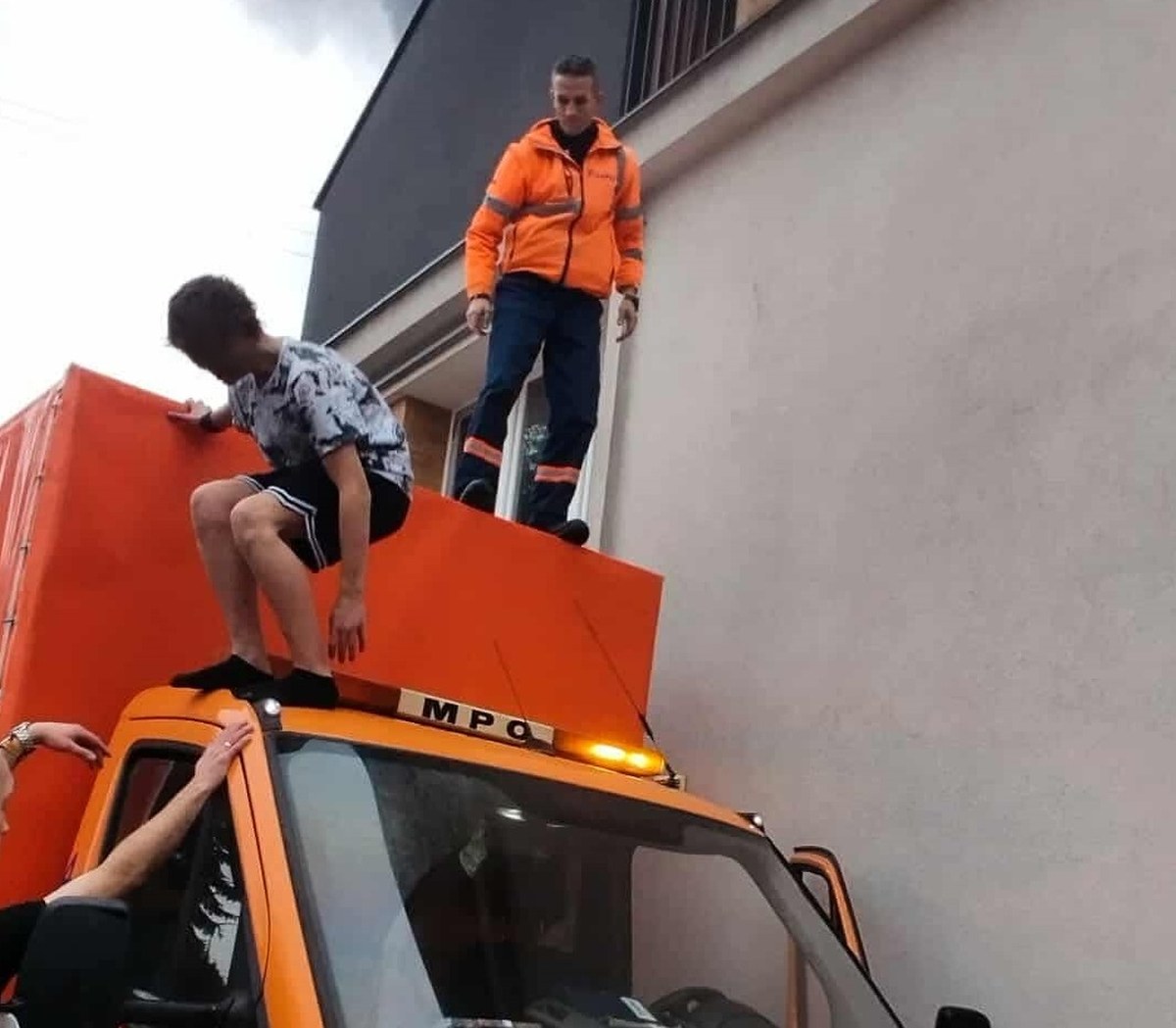 Pracownik MPO w Krakowie ratuje dziecko z pożaru. "To był instynkt"