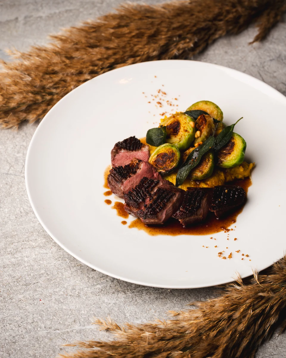 W mieście, które nigdy nie zasypia, a każdy dzień przynosi nową kulinarną historię, istnieje miejsce, które redefiniuje pojęcie smaku, elegancji i gościnności. Moffo – restauracja na warszawskim Mokotowie - to przestrzeń, w której kuchnia spotyka się ze sztuką, a każdy posiłek staje się małym rytuałem. To więcej niż restauracja w Warszawie - to filozofia jedzenia, styl życia i emocja zaklęta w aromacie świeżych ziół, sezonowych produktów i perfekcyjnie przyrządzonych dań.