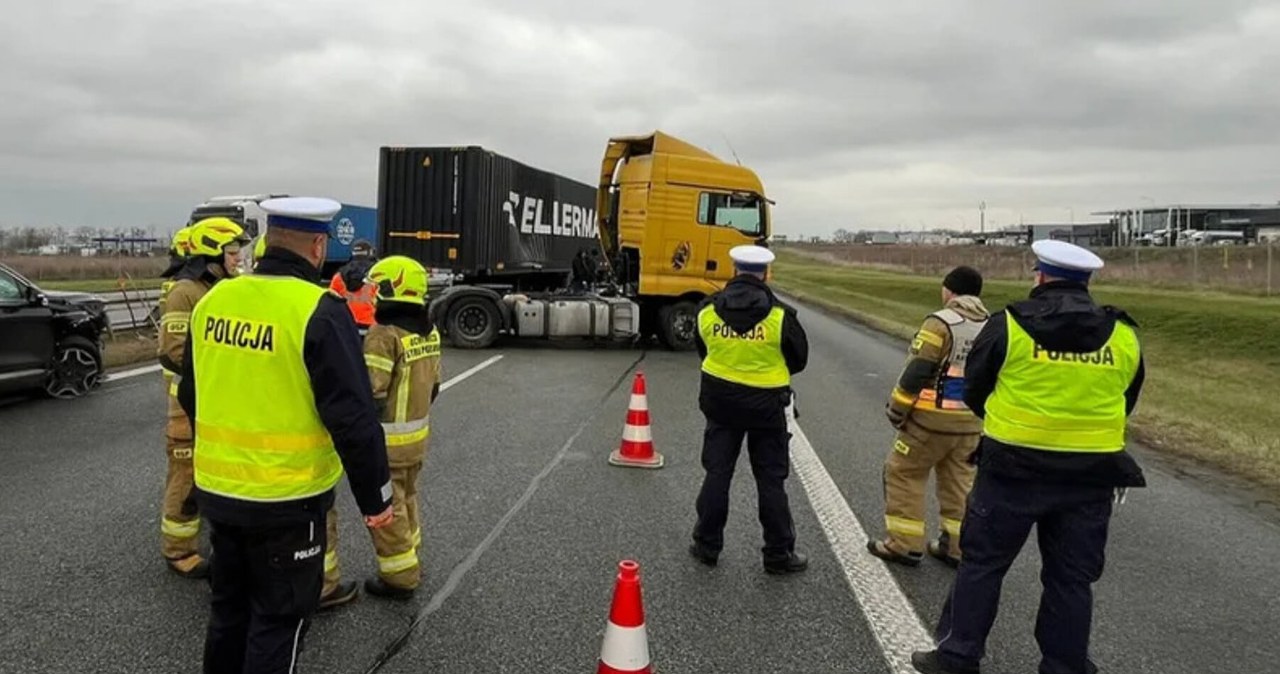 Kierowcy nagrywali wypadek podczas jazdy. Dostali mandaty wynoszące 500 zł