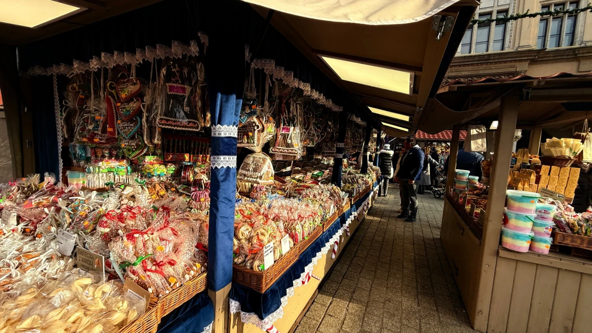 Tegoroczne jarmarki bożonarodzeniowe w Krakowie odbędą się pod znakiem wzmożonych środków bezpieczeństwa. Miasto zdecydowało się na montaż tymczasowych betonowych zapór oraz zwiększenie liczby patroli służb mundurowych. Wszystko po to, by zapewnić bezpieczeństwo mieszkańcom i turystom odwiedzającym świąteczne stoiska.