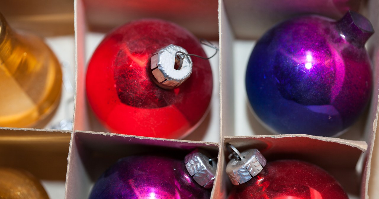 Przed włożeniem bombek do pudełka zrób 2 rzeczy. Latami pozostaną piękne
