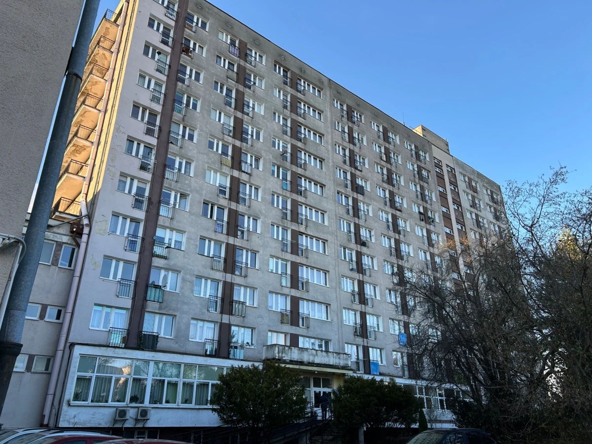 "Niestety, usterka - nie wiemy w dalszym ciągu jaka - okazała się trudna do zdiagnozowania" – przyznaje w rozmowie z RMF FM Piotr Killman, prezes zarządu Spółdzielni Mieszkaniowej "Senior". Od kilku tygodni część mieszkańców budynku na Witominie w Gdyni zmaga się z poważnymi problemami z ogrzewaniem. Mimo licznych prób naprawy, przyczyna awarii wciąż pozostaje nieznana. 