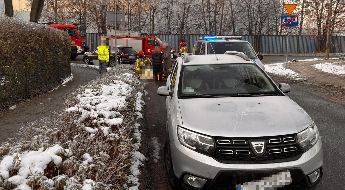 Na skrzyżowaniu ulic Kościelnej i Armii Krajowej w Tarnowskich Górach doszło do groźnego wypadku. 83-letni rowerzysta został potrącony przez samochód osobowy i trafił do szpitala. Policja apeluje o rozwagę na drodze.