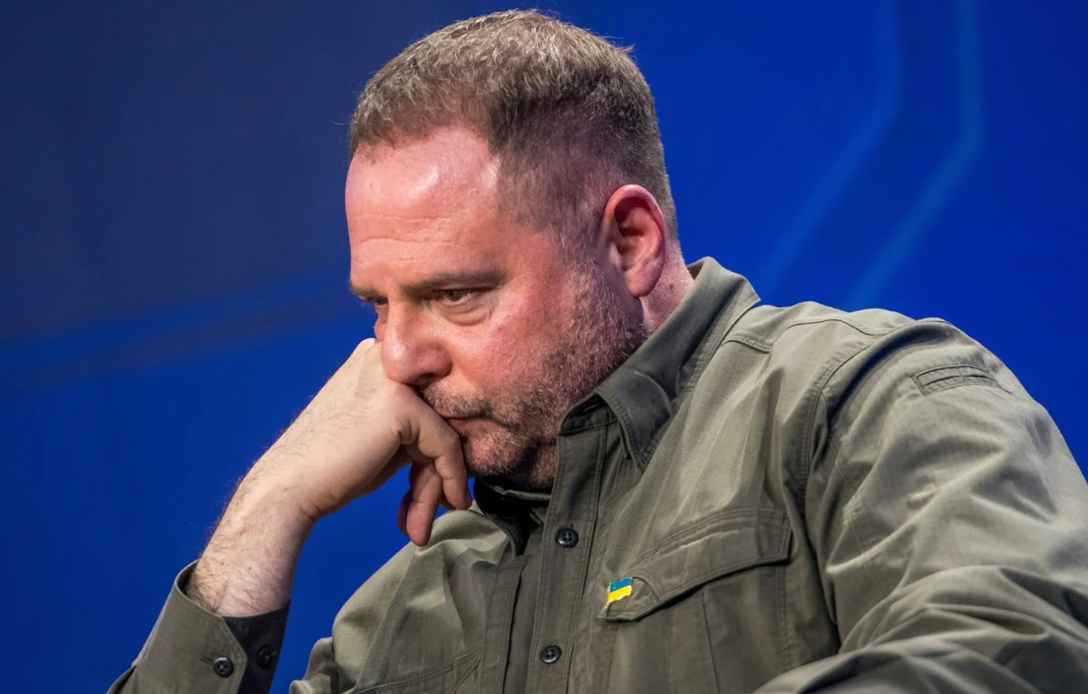 Andrij Jermak, szef kancelarii prezydenta Ukrainy, podał się do dymisji w związku z aferą korupcyjną w ukraińskim sektorze energetycznym. Wołodymyr Zełenski, który podpisał dekret o odwołaniu swojego współpracownika ze stanowiska, poinformował w orędziu do narodu, że w sobotę przeprowadzi konsultacje z kandydatami na nowych szefów swojej administracji.